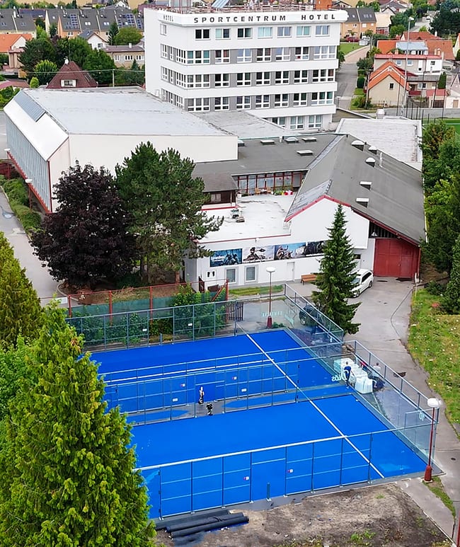 Letecký pohled na padelový areál Padel Brandýs nad Labem